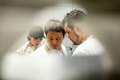 → L'Axel · Restaurant Gastronomique Fontainebleau · Chef Kunihisa Goto Le chef Kunihisa Goto en cuisine